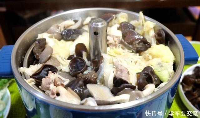 冬天|冬天在家吃火锅乐趣多,孩子自己夹菜,安全不怕烫,妈妈省心多了