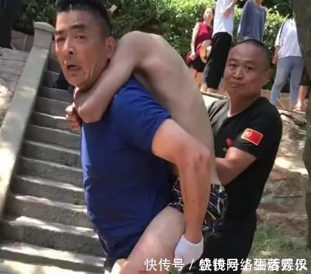 小女孩|大浪1小时卷走4个人!穿救生圈小男孩死死拽住身边的小女孩……