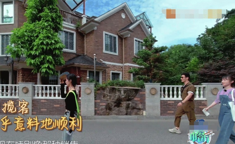 到直|赵丽颖被狗吓到直跑,狗主人跟她道歉,从她的回应方式看出人品!