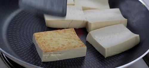  轻轻|煎豆腐容易碎，掌握这五个技巧，让你煎出来的豆腐完整又美味