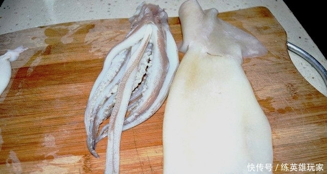 麻烦|鱿鱼去皮麻烦?老渔民口述小技巧,30秒去皮不用焯,又鲜又嫩