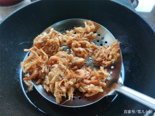  用汤匙舀出|小河虾煮着吃、炒着吃太小，这样做最香，老公特别喜欢吃的下酒菜
