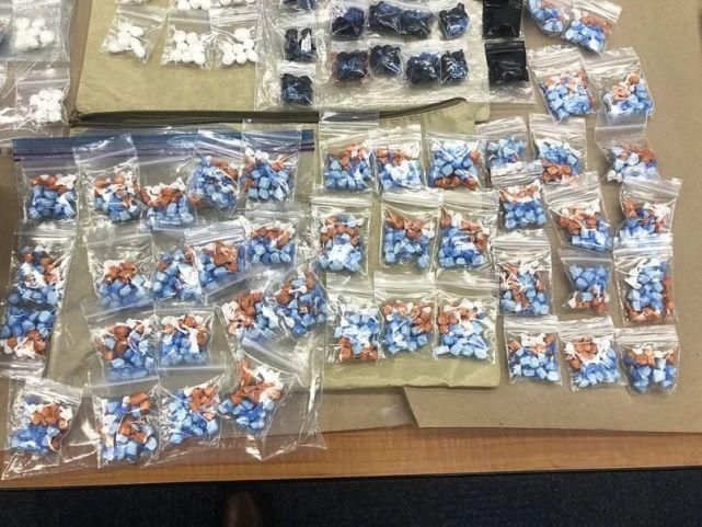  大毒窝|本拿比公寓惊现大毒窝！警方在卧室发现大量制毒原料和工具……