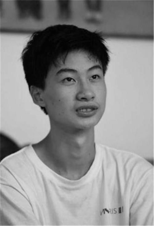  废品|他对瘫痪母亲不离不弃，靠捡废品偿还巨债，最后以744分考入清华