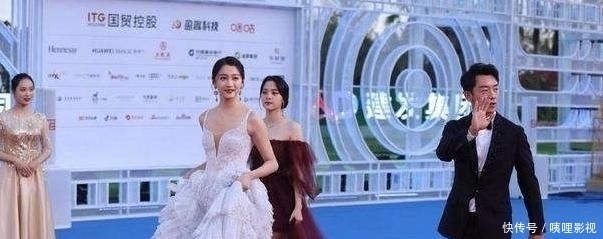 郑恺|众星合照郑恺站错位,发现自己“咖位”不够,满脸通红往后退