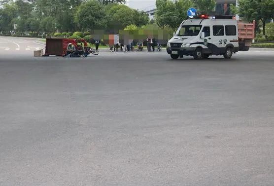 车驾驶员|因天气热骑行不戴头盔？渝北男子亲身实践，危险！