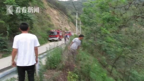  山谷|小轿车冲出路面坠下170米山谷 消防员索降救人