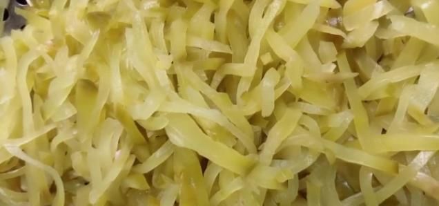  疙瘩|教你做疙瘩咸菜炒肉丝，做法十分简单，做出来香辣咸鲜清脆爽口
