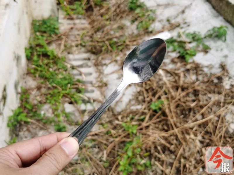  邓女士|又见高空抛物！小区内百万奔驰被汤匙砸出大窟窿