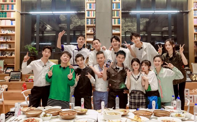 中餐厅|中餐厅历时20天终杀青!李浩菲晒多张合照,主动靠在赵丽颖肩膀上