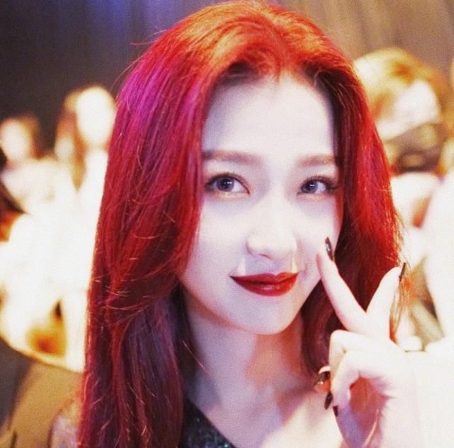  自信|虞书欣红发走秀太飒，神采飞扬特自信，用气场在线撩！