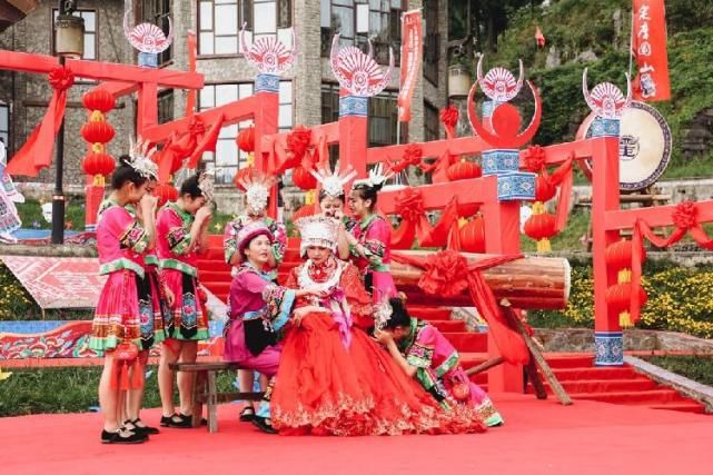  举办|相约摩围山缘定今生! 第三届苗族集体婚礼在彭水举办