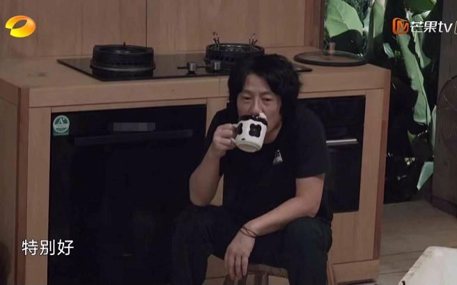  干活|《向往的生活》欧阳娜娜唱歌时，许光汉一边干活一边偷看，有点甜