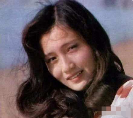  玻璃|曾经绝美容貌遭人嫉妒险被玻璃渣子毁容，如今却自行整成网红脸？