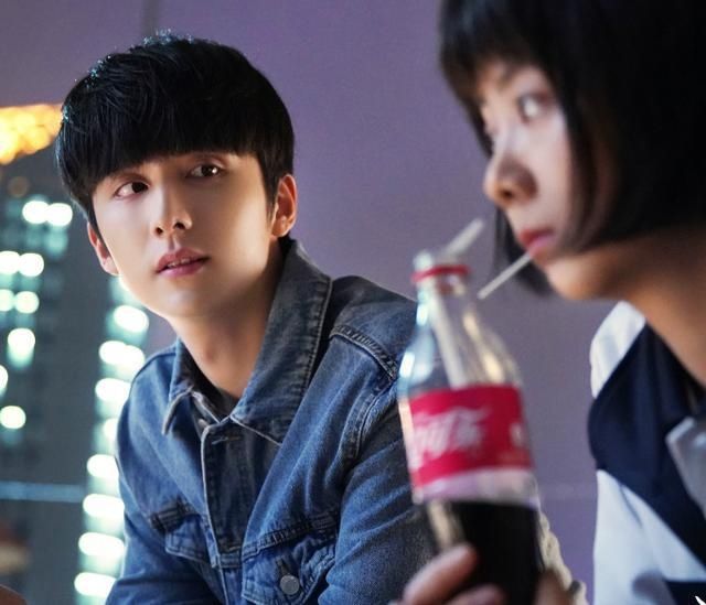  关注|张新成假装不认识谭松韵，我却关注谭松韵的举动，关系好坏很显然