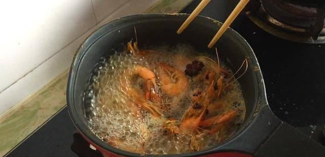  试试|大虾不要油焖和清蒸了，试试新做法，太香太下饭了，一定要收藏