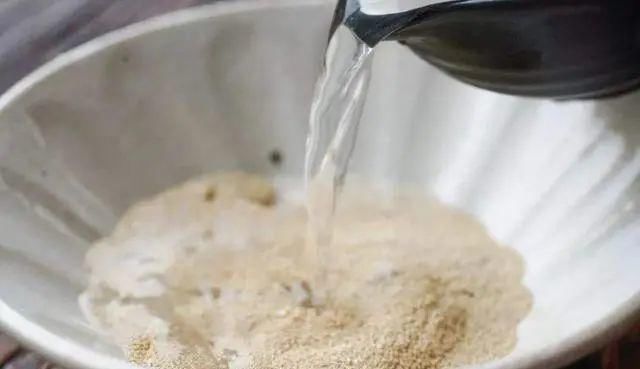 最忌|蒸馒头,最忌和面时直接加酵母,发面慢不均匀,教你正确做法