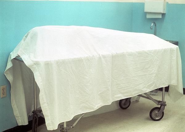 那名女子|生日变忌日！女大学生因切蛋糕与姐姐吵架，气得她跳下10楼摔死