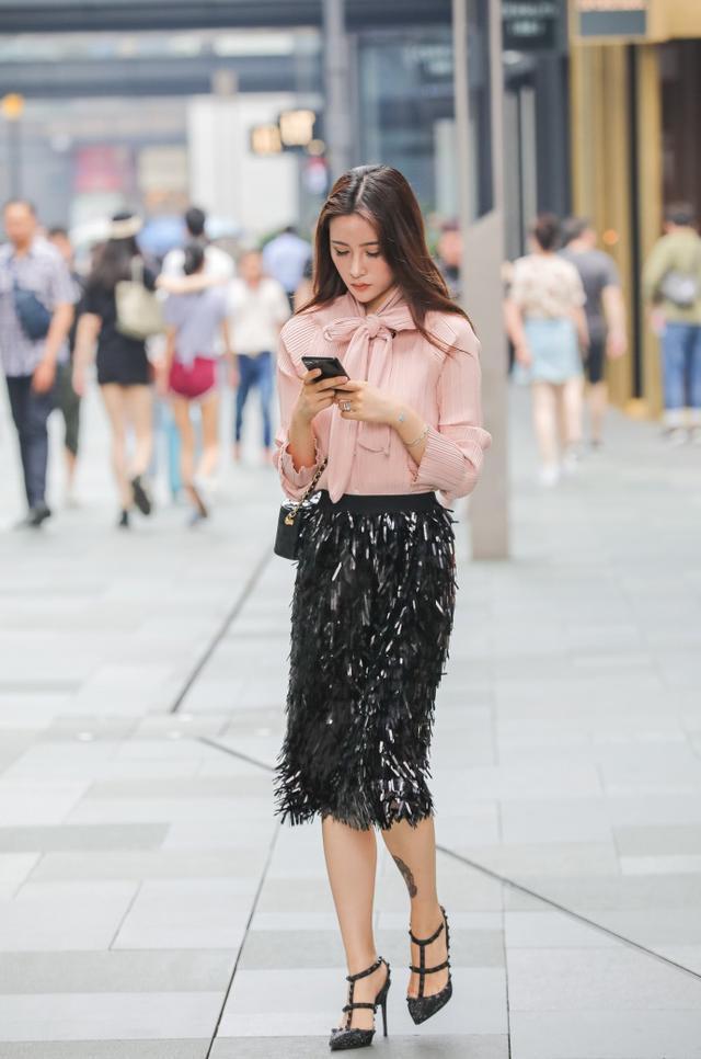 套装|街拍:小姐姐穿着一身蕾丝套装,搭配蓝色的链条小包,非常时尚靓丽