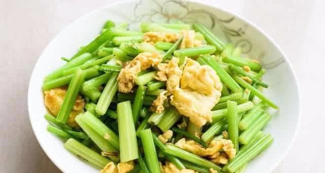  身体|炒芹菜时加一宝，三天吃一次，给身体来个大扫除，脸色更红润