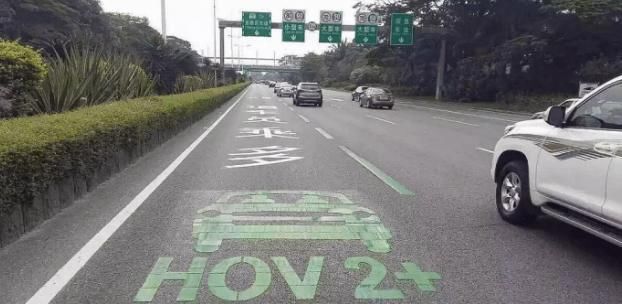  充气|男子带“充气女友”上高速，被交警罚3000后委屈巴巴：我是真没办法