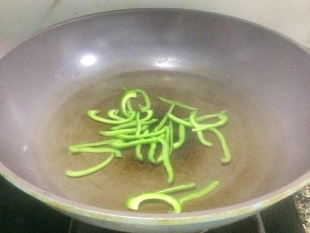  不到|夏天豆芽凉拌着吃，清凉爽口，一盘菜成本不到2块钱，全家人吃