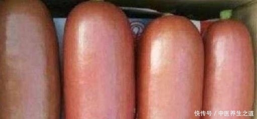 走近|大爷摆摊卖它，远看以为是香肠，走近一瞧乐坏了，我果断买了3根