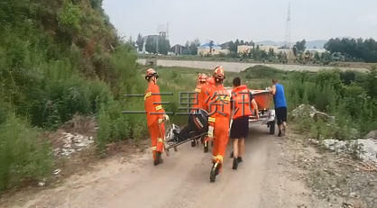  钓鱼|上游水电站突然开闸放水河水上涨，钓鱼老人被困河中