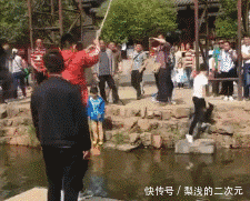 误会|妹子,你的外套是画上去的么,真是个性呀,离远看还真容易误会呢