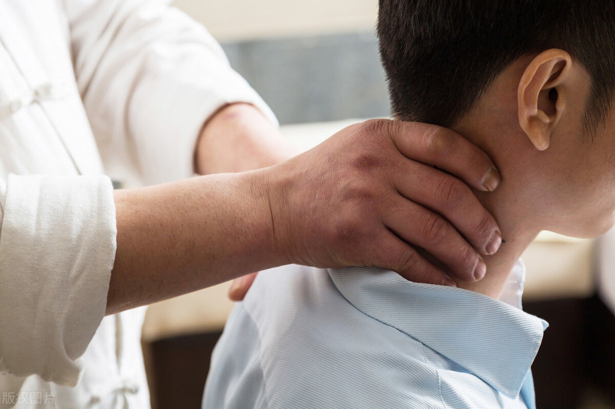 残障|1个残障小伙用手行走，却娶来1位漂亮姑娘，看他有啥本事