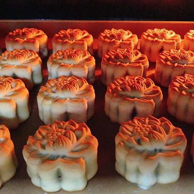 莲花|#入秋滋补正当时#榄仁豆沙莲花月