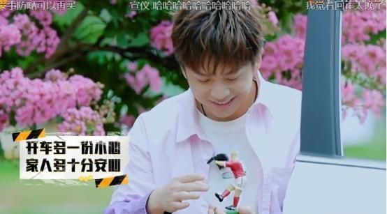 副驾驶的位|小鬼为保护心爱的音响,坐副驾“干扰”武艺,网友:能不能成熟点