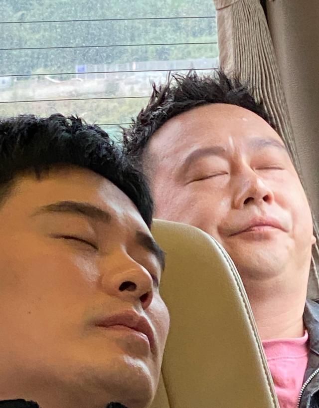  综艺节目|邓超晒最新路透照，陈赫鹿晗车内睡觉超搞笑，鹿晗素颜近照曝光