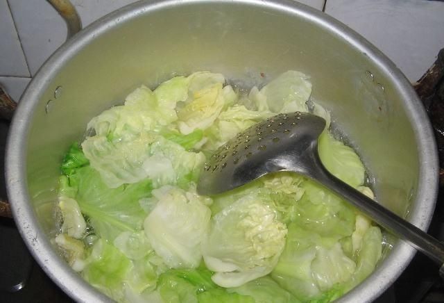 手撕包菜的时|做手撕包菜时,别傻傻直接下锅炒,多做这一步,鲜嫩爽口又美味