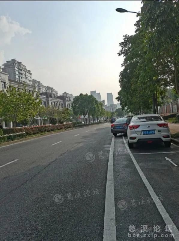 提心吊胆|网友：提心吊胆！人和路两边都划了停车位，骑电动车的很容易被撞...