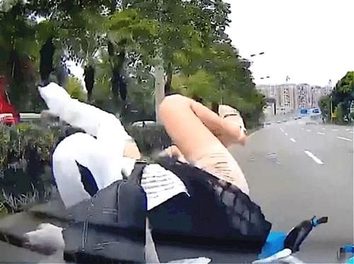  电动车|“头巾族”横穿马路被撞，车主有话想问，这样真能看见路？