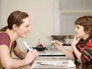 玩耍|过分！广州一男孩玩耍时，被老人又掐又打连扇巴掌，大腿还有明显的淤青！