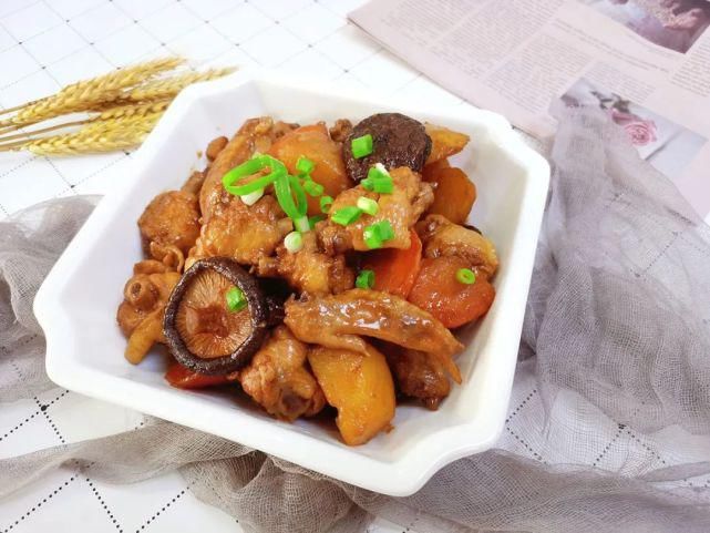  土豆|土豆焖鸡翅：土豆粉糯，鸡翅细嫩，特别下饭！