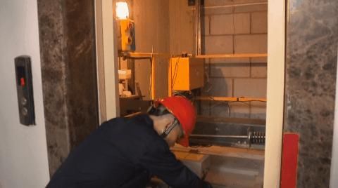  故障|金山一台电梯突然停运...但被困电梯里的人却一点不害怕？