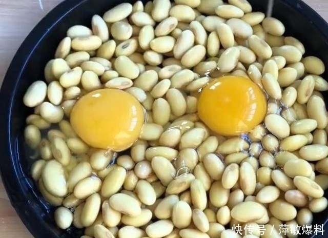 鸡蛋|1碗黄豆，2个鸡蛋，没想到这么好吃，不蒸不炸，出锅一会就光盘