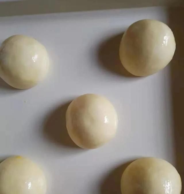  奶黄|超好吃的奶黄小餐包，松软香甜，一口咬下去根本停不下来！