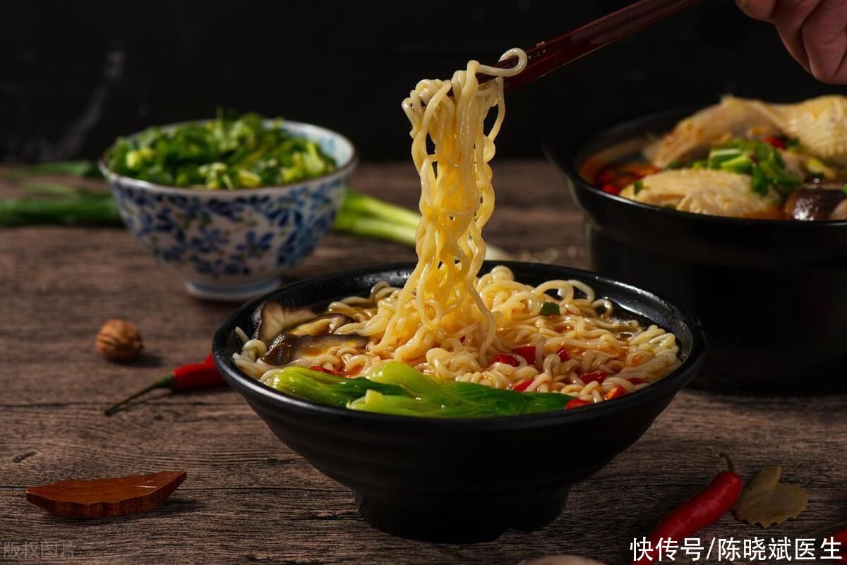 长期吃方便面对肝有危害吗(吃一袋方便面，肝要解毒32天？吃多了致癌？告诉你真相)