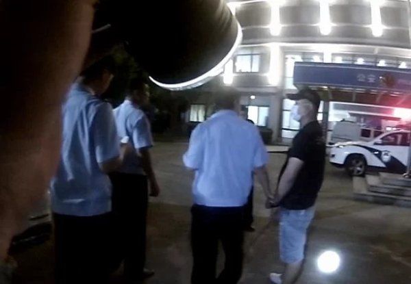 小伙|给人指路后,奔驰车司机提出要捎热心小伙一程,,没想到……小伙直呼后悔