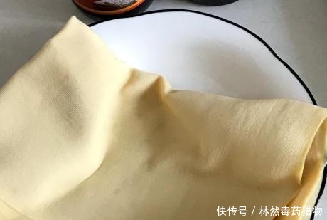  凉拌|凉拌豆腐丝，需要事先焯水吗？掌握1点技巧，豆腐丝爽滑更鲜香