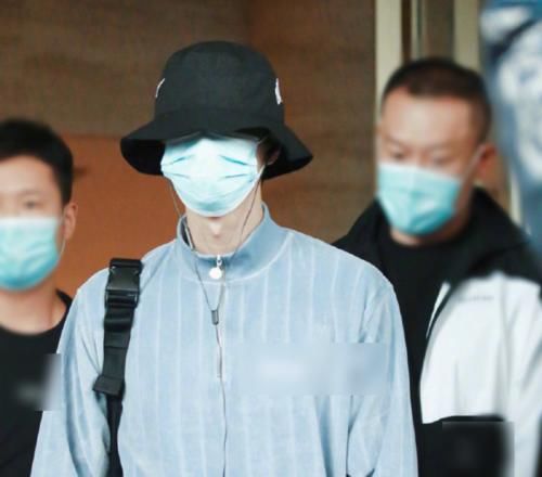  东西|王一博失去“香菜”后，看清粉丝手上拿的东西时，我笑了