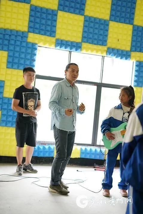  孩子们|圆梦！六盘水小学生与痛仰乐队联袂演出，开了场摇滚直播音乐会