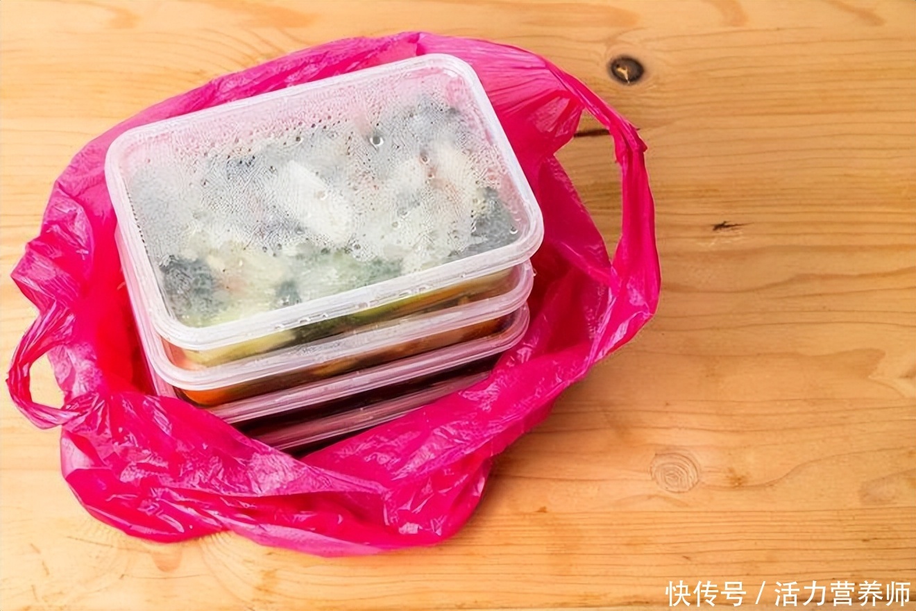 塑料袋子装菜放冰箱有什么危害(若经常把装菜的“塑料袋”放进冰箱，有毒还致癌？通过实验告诉你)