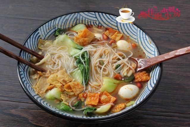 上桌|教你自己在家煮螺蛳粉,简单营养又美味,十分钟能上桌,越吃越香