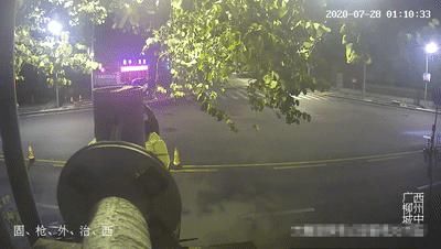  事故|桂B小轿车为避让电动车，竟撞向对向出租车！全责！