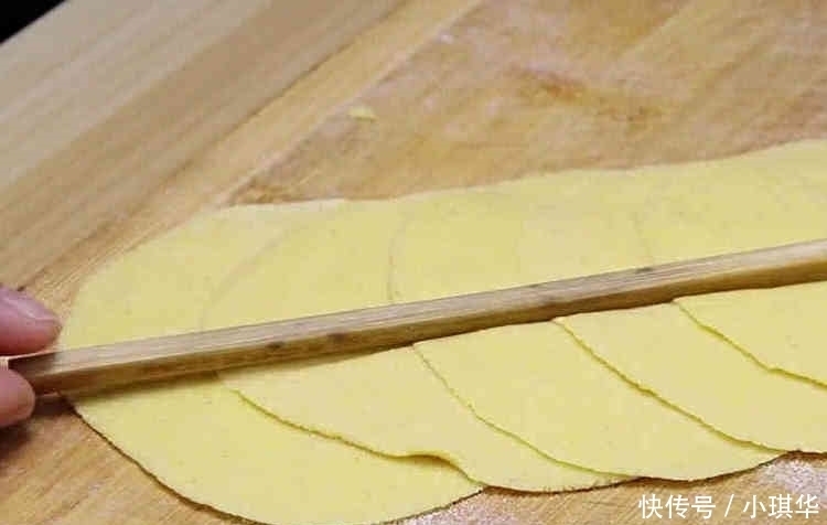 吃法|玉米面新吃法, 开水一烫, 筷子一压, 出锅个个酥脆, 全家都爱吃